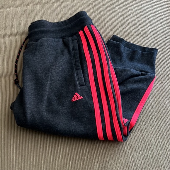 Adidas sports cropped sweatpants. - Picture 1 of 8